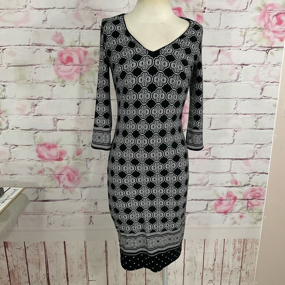 WHBM Black and White Print long sleeve V-neck sheath dress - Size XXS